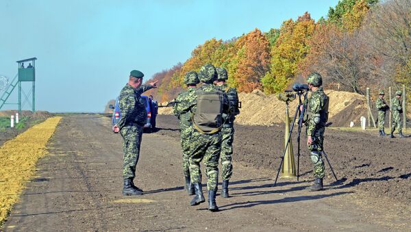 Militares do Serviço de Fronteiras ucranianos patrulham a fronteira russo-ucraniana - Sputnik Brasil