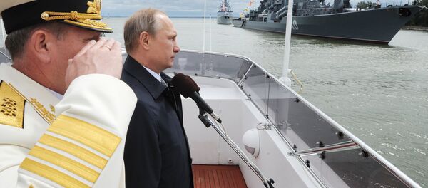 O presidente russo, Vladimir Putin, durante a parada militar realizada no Dia da Marinha russa na cidade de Baltiysk em Kaliningrado - Sputnik Brasil