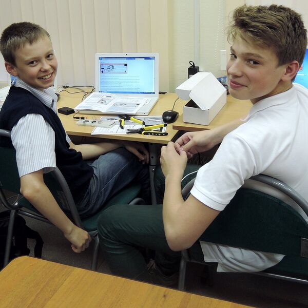 A instituição já testou o kit eletrônico e os métodos de ensino no local, em Manama - Sputnik Brasil