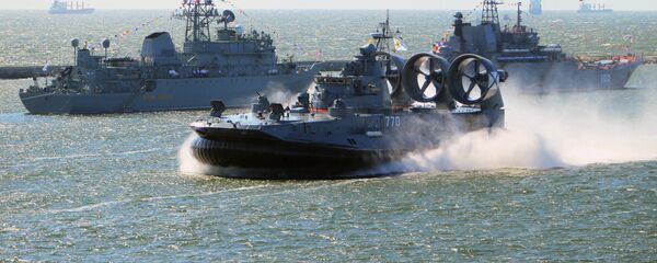 O pequeno aerodeslizador Yevgeny Kocheshkov (frente) durante o ensaio da parada do Dia da Marinha russa no canal marítimo de Baltiysk. O pequeno aerodeslizador Yevgeny Kocheshkov (frente) durante o ensaio da parada do Dia da Marinha russa no canal marítimo de Baltiysk. - Sputnik Brasil