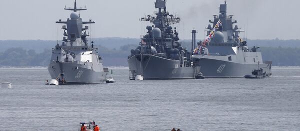 Da esquerda para a direita: corveta Steregushchy, contratorpedeiro Nastoichivy e fragata Admiral Gorshkov estão ancorados na base da frota russa em Baltiysk na região de Kaliningrado, na Rússia. 19 de julho de 2015. - Sputnik Brasil