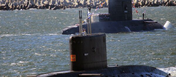 Submarino Vyborg (primeiro plano) e submarino Stary Oskol durante o ensaio da parada do Dia da Marinha russa. - Sputnik Brasil