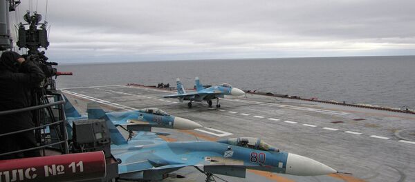 A bordo do porta-aviões cruzador de mísseis pesado Almirante da Frota da União Soviética Kuznetsov no Mar de Barents. - Sputnik Brasil