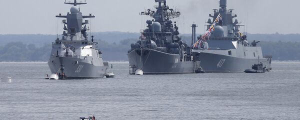 Da esquerda para a direita: corveta Steregushchy, destróier Nastoichivy e fragata Admiral Gorshkov estão ancorados na base da frota russa em Baltiysk na região de Kaliningrado, na Rússia. 19 de julho de 2015. - Sputnik Brasil