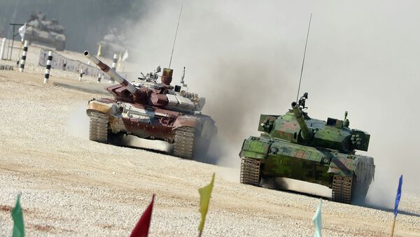 From right: Chinese and Russian crews ride Type 96A and T-72B tanks during a pursuit race of the Tank Biathlon 2014 World Championships at a training center of the Second Guards Taman Motorized Rifle Division in the town of Alabino - Sputnik Brasil
