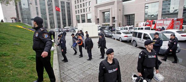 Polícia de Istambul faz guarda em frente ao Palácio da Justiça da cidade . - Sputnik Brasil