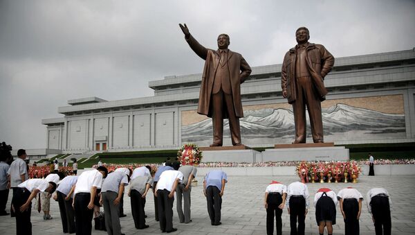 Os norte-coreanos reverenciaram seus dois primeiros líderes: Kim Il-sung e Kim Jong-il. - Sputnik Brasil