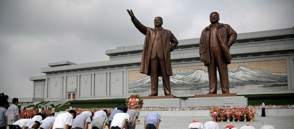 Os norte-coreanos reverenciaram seus dois primeiros líderes: Kim Il-sung e Kim Jong-il. - Sputnik Brasil