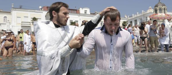 Fiéis comemoram Dia de Batismo da Rússia em Yalta - Sputnik Brasil