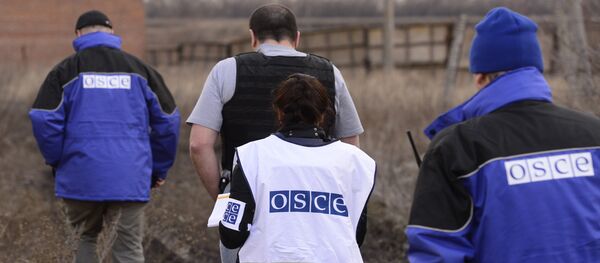 Monitores da OSCE em Donetsk, no leste da Ucrânia - Sputnik Brasil