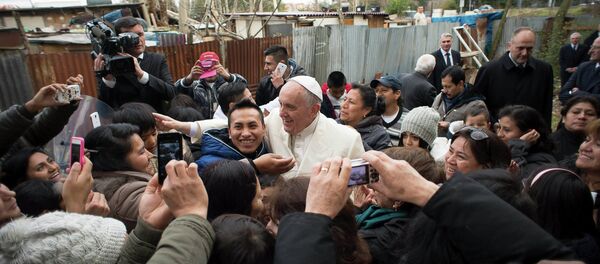 Papa Francisco em visita a uma comunidade na periferia de Roma Papa Francisco em visita a uma comunidade na periferia de Roma - Sputnik Brasil