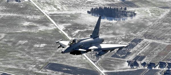 Avião militar italiano do Eurofighter Typhoon patrulha sobre os Bálticos durante uma missão da vigilância aérea da OTAN a partir da base aérea de Zokniai, perto de Siauliai - Sputnik Brasil