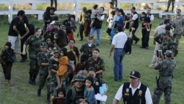 Mulheres e crianças, que foram sequestradas pelo Sendero Luminoso, são resgatadas pelas forças peruanas. - Sputnik Brasil