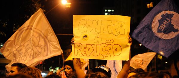 Jovens protestam no Rio de Janeiro contra a redução da maioridade penal - Sputnik Brasil