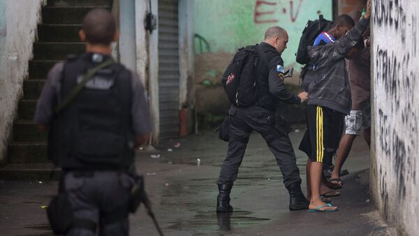 Policiais da Unidade de Polícia Pacificadora (UPP) revistam moradores do complexo de favelas do Alemão no Rio de Janeiro - Sputnik Brasil