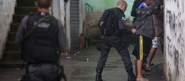 Policiais da Unidade de Polícia Pacificadora (UPP) revistam moradores do complexo de favelas do Alemão no Rio de Janeiro - Sputnik Brasil
