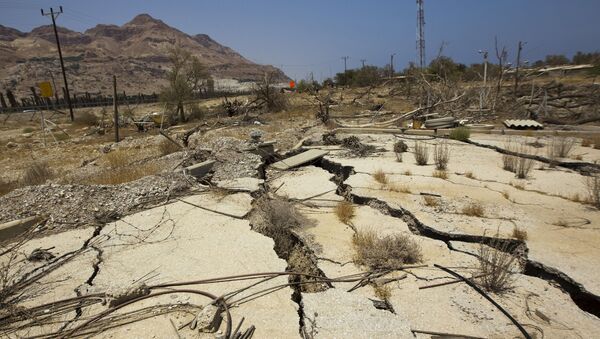 Estrada de terra seca e rachada em resort de férias abandonado na costa do mar Morto, perto de Kibbutz Ein Gedi, Israel, 27 de Julho de 2015. - Sputnik Brasil