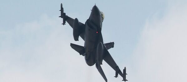 Caça F-16 da Força Aérea da Turquia decolando da base de Incirlik, operada em parceria com a Força Aérea dos EUA e localizada na província de Adana Caça F-16 da Força Aérea da Turquia decolando da base de Incirlik, operada em parceria com a Força Aérea dos EUA e localizada na província de Adana - Sputnik Brasil