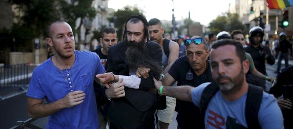 Homem que esfaqueou participantes de marcha LGBT em Jerusalem é levado preso pelas forças de segurança - Sputnik Brasil