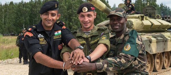 Os militares das forças armadas da Índia, Rússia e Angola (esquerda para a direita) no polígono de Alabino na região de Moscou, preparando-se para os Jogos Internacionais de Exército 2015. - Sputnik Brasil