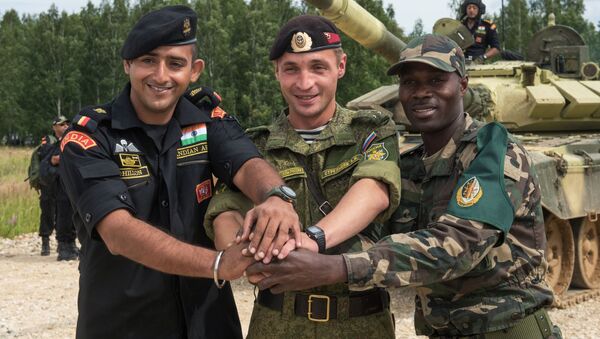 Os militares das forças armadas da Índia, Rússia e Angola (esquerda para a direita) no polígono de Alabino na região de Moscou, preparando-se para os Jogos Internacionais de Exército 2015. - Sputnik Brasil