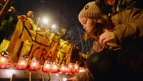 Em frente à embaixada da Ucrânia em Bucareste, romenos acendem velas em sinal de respeito às vítimas dos violentos protestos da Praça Maidan em fevereiro do ano passado, os quais resultaram na subida ao poder do governo nacionalista ucraniano pró-ocidental de Pyotr Poroshenko. - Sputnik Brasil