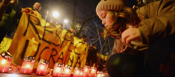 Em frente à embaixada da Ucrânia em Bucareste, romenos acendem velas em sinal de respeito às vítimas dos violentos protestos da Praça Maidan em fevereiro do ano passado, os quais resultaram na subida ao poder do governo nacionalista ucraniano pró-ocidental de Pyotr Poroshenko. - Sputnik Brasil