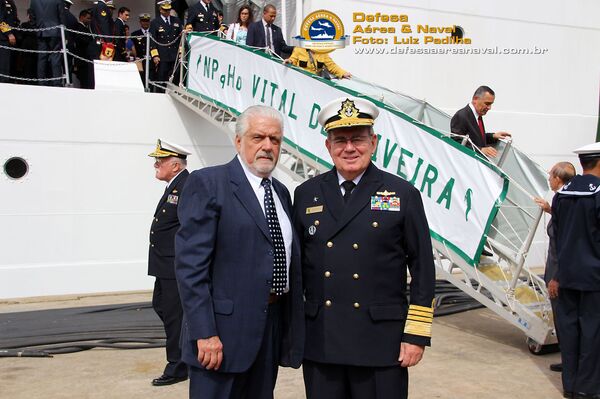 Ministro da Defesa Jaques Wagner e Comandante da Marinha do Brasil, Almirante de Esquadra Leal Ferreira, visitam o Navio de Pesquisa Hidroceanográfico, NPqHo Vital de Oliveira (H-39) - Sputnik Brasil