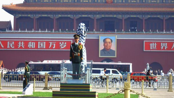 Soldado na praça Tiananmen, a terceira maior praça no mundo - Sputnik Brasil