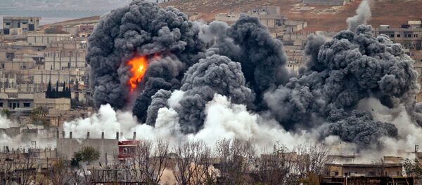 Smoke rises from the Syrian city of Kobani, following an airstrike by the US led coalition, seen from a hilltop outside Suruc, on the Turkey-Syria border Monday, Nov. 17, 2014. - Sputnik Brasil