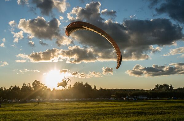 Kitesurfing durante o festival - Sputnik Brasil