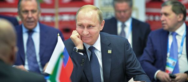 Presidente da Federação da Rússia, Vladimir Putin, durante encontro em formato reduzido com os líderes do BRICS em Ufa - Sputnik Brasil