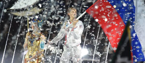 Porta-bandeira da seleção da Rússia: campeã olímpica de nado sincronizado, Natalya Ishchenko, durante a cerimônia de abertura do XVI Campeonato Mundial de Esportes Aquáticos em Kazan - Sputnik Brasil