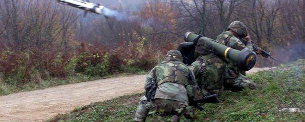 Soldados durante o lançamento do primeiro míssil Javelin durante o exercício de 2000, em Croácia Soldados durante o lançamento do primeiro míssil Javelin durante o exercício de 2000, em Croácia - Sputnik Brasil