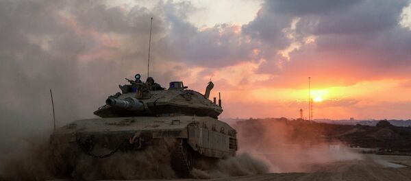 Um tanque israelita Merkava na Faixa de Gaza durante os exércitos perto da fronteira de Israel em 3 de agosto de 2014 - Sputnik Brasil