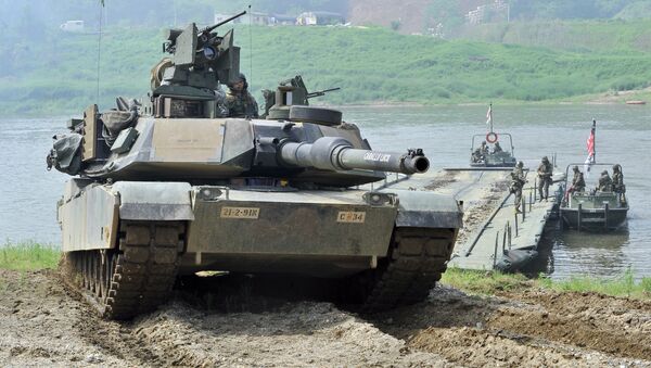 O tanque norte-americano M1A2 durante exercícios conjuntos dos EUA e a Coreia do Sul na cidade fronteiriça de Yeoncheon, a nordeste de Seul, em 30 de maio de 2013 - Sputnik Brasil