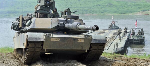 O tanque norte-americano M1A2 durante exercícios conjuntos dos EUA e a Coreia do Sul na cidade fronteiriça de Yeoncheon, a nordeste de Seul, em 30 de maio de 2013 - Sputnik Brasil