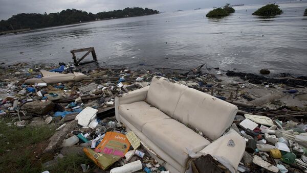 Sofá e lixo às margens da Baía de Guanabara, no Rio de Janeiro, Brasil. Em 1º de junho de 2015 - Sputnik Brasil