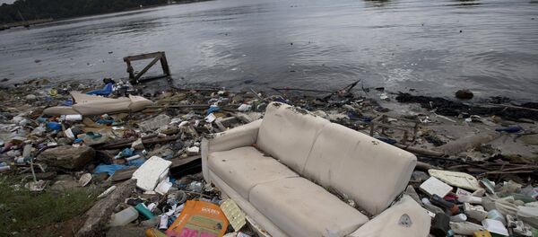 Sofá e lixo às margens da Baía de Guanabara, no Rio de Janeiro, Brasil. Em 1º de junho de 2015 - Sputnik Brasil