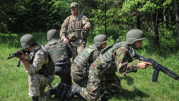 US soldier, center, instructs Ukrainian soldiers during joint training exercises on the military base in the Lviv region, western Ukraine - Sputnik Brasil