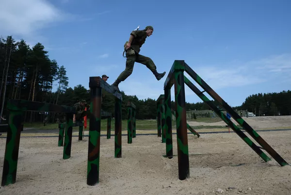 Um participante das competições Pelotão de Tropas Aerotransportadas passa por uma pista de obstáculos no polígono. Um participante das competições Pelotão de Tropas Aerotransportadas passa por uma pista de obstáculos no polígono. - Sputnik Brasil