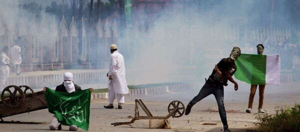 Caxemira. Manifestantes paquistaneses entrarem em conflito com a guarda de fronteira da Índia em meados do mês de julho, em Srinagar - Sputnik Brasil