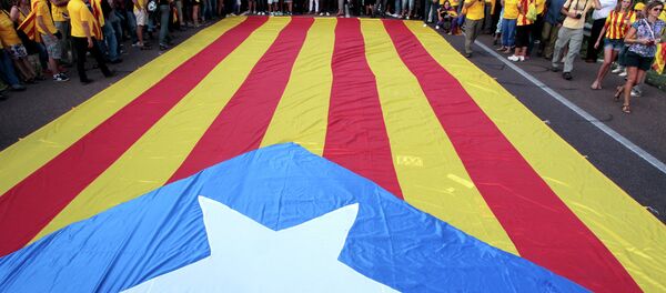 Catalães em volta da bandeira independentista da Catalunha - Sputnik Brasil