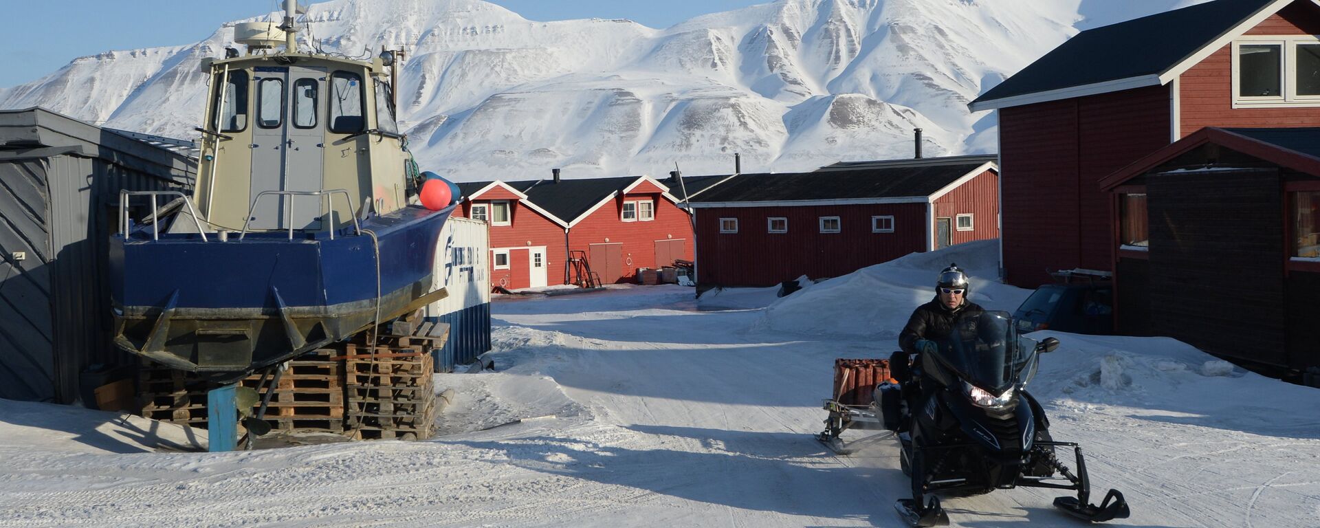 Longyearbyen, cidade localizada na costa do mar da Groenlândia, é a capital administrativa e econômica do arquipélago de Svalbard, na Noruega - Sputnik Brasil, 1920, 29.06.2022