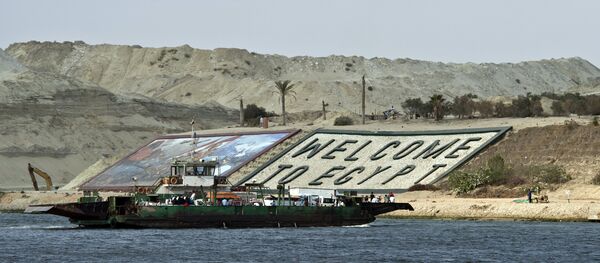 A cidade de Ismailia saúda os ferrys com um Bem-vindo ao Egito no canal de Suez. Foto de 13 de junho de 2015 - Sputnik Brasil