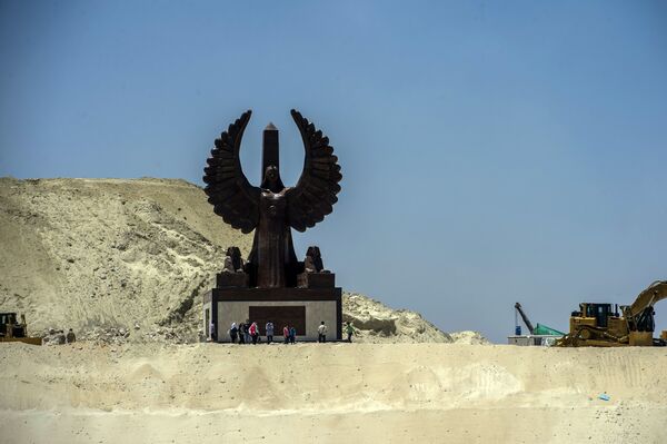 Monumento instalado em Ismailia, onde começa a segunda via do canal de Suez - Sputnik Brasil