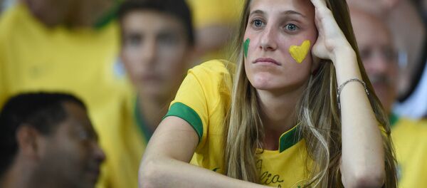 Torcedora brasileira durante o semifinal da Copa do Mundo 2014 no Mineirão - Sputnik Brasil