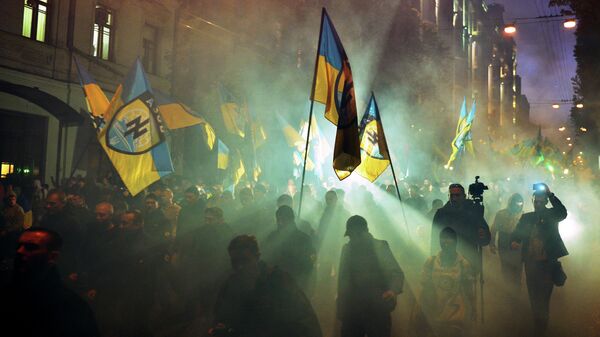 Membros de grupo ultranacionalista desfilam pelas ruas de Kiev - Sputnik Brasil