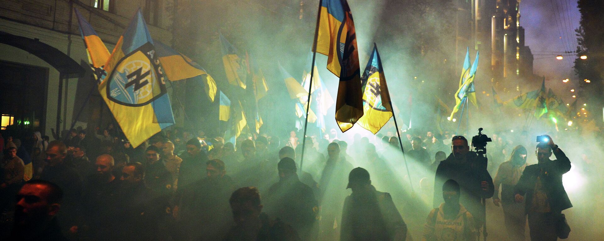 Membros do grupo ultranacionalista Batalhão Azov desfilam por rua de Kiev - Sputnik Brasil, 1920, 12.05.2022