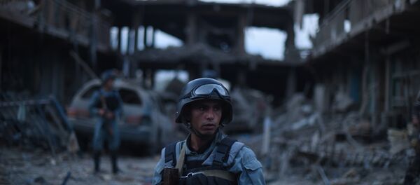 Policial afegão monta guarda no mercado explodido no dia 7 de agosto em Cabul Policial afegão monta guarda no mercado explodido no dia 7 de agosto em Cabul - Sputnik Brasil